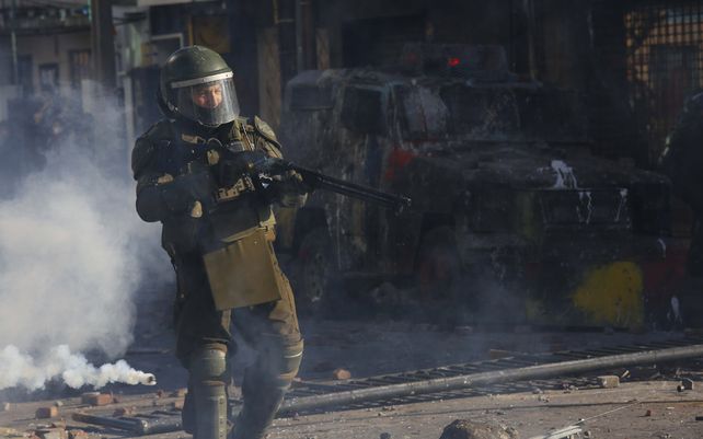 Incendios y destrozos a un año de las protestas sociales que sacudieron a Chile