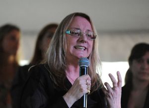 Alicia Kirchner llegó a un centro de ayuda en medio de insultos