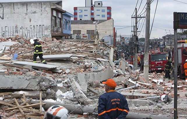La policía dijo a la agencia AFP que seis personas murieron y 22 fueron rescatadas con vida.