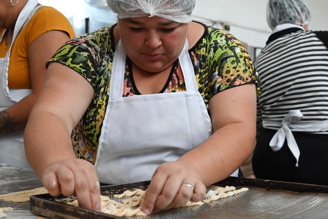 El curso de panificación navideña es una de las cinco ofertas gratuitas que puso a disposición el municipio de Villa Gobernador Gálvez.