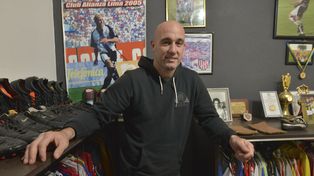 En la intimidad. El flamante jugador de Atlético Paraná en su pequeño museo. Ahora se agrega una nueva pilcha para su colección personal.&nbsp;