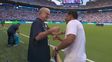 Bubista, DT de Cabo Verde, le entregó unos regalos a Marcelo Bielsa en la previa del encuentro ante Uruguay. Bubista, DT de Cabo Verde, le entregó unos regalos a Marcelo Bielsa en la previa del encuentro ante Uruguay.