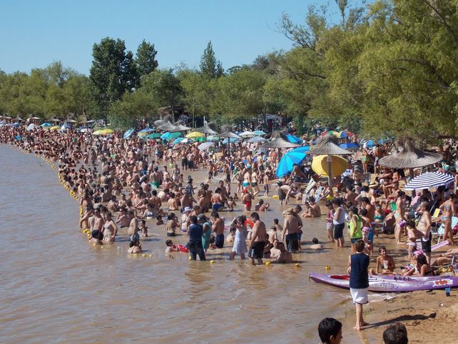 Nutrida agenda. Las ciudades programaron diferentes eventos para pasar el día en la costa del río y bailar o disfrutar de espectáculos musicales por la noche.