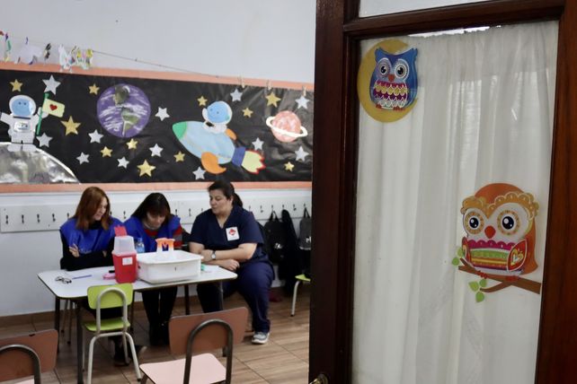 La provincia empezó este lunes a vacunar en maternales