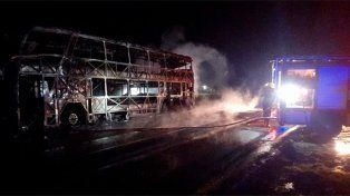 Ocurrió este domingo entre Gualeguaychú y Fray Bentos sobre ruta 136. Tres dotaciones de Bomberos trabajaron para apagar el fuego. Las pérdidas fueron totales