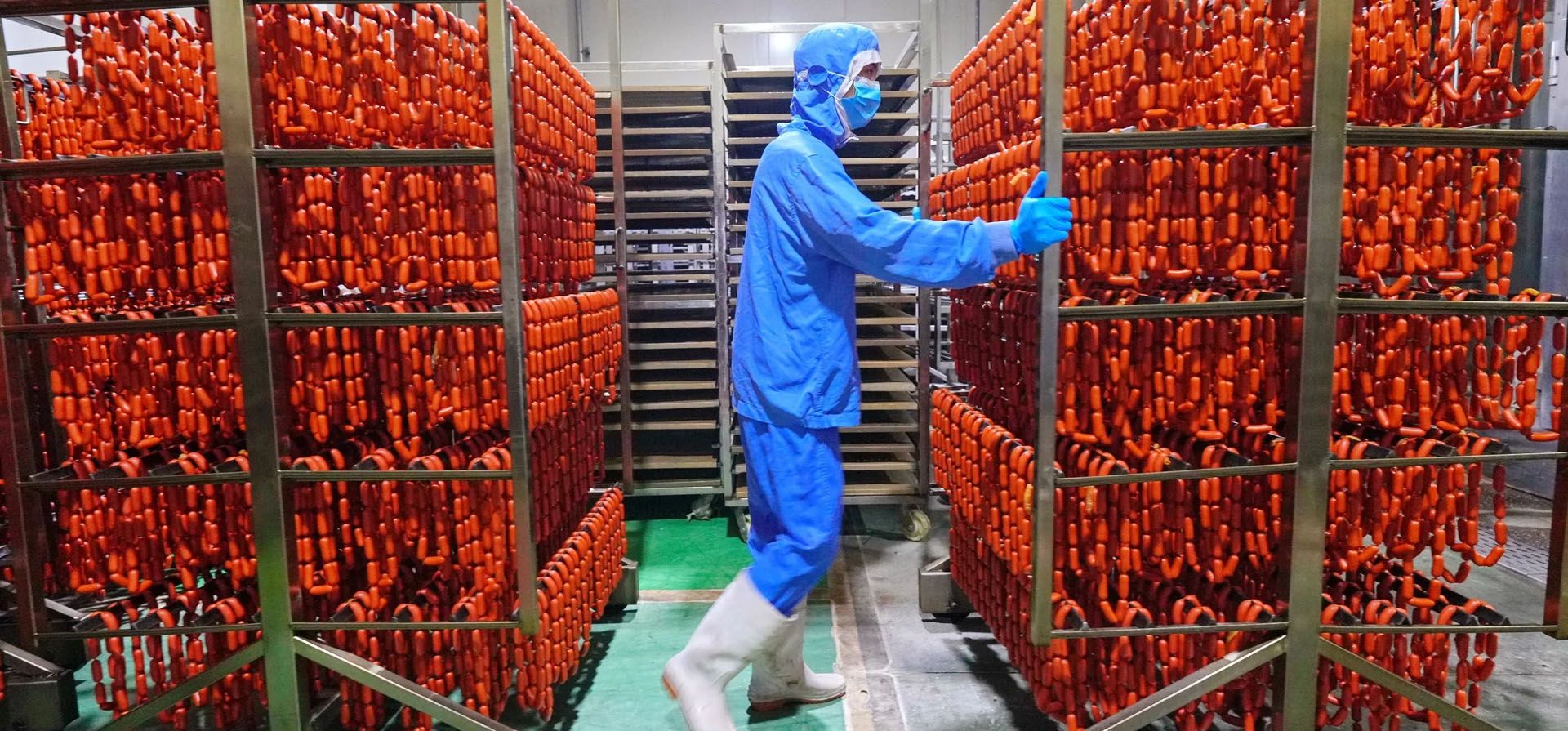 Un empleado produce salchichas crujientes en un taller de Suining, Provincia de Sichuan, China. Fotografía: Costfoto/NurPhoto/Rex/Shutterstoc Un empleado produce salchichas crujientes en un taller de Suining, Provincia de Sichuan, China. Fotografía: Costfoto/NurPhoto/Rex/Shutterstoc