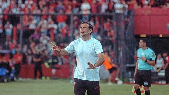 El DT de Colón Andrés Yllana y el desafío de gestionar y definir los minutos que le da a los delanteros. El DT de Colón Andrés Yllana y el desafío de gestionar y definir los minutos que le da a los delanteros.
