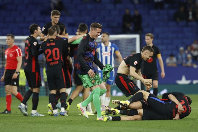 Los jugadores de Barcelona celebran al final del partido ante Espanyol