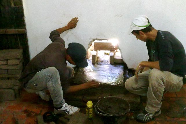 Jóvenes construyendo la estufa en el Botánico.
