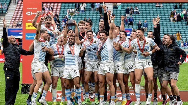Los jugadores de Los Pumas 7 festejan el título en Londres.