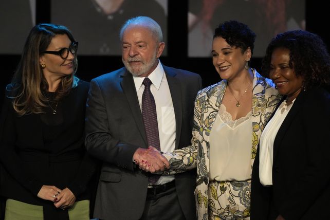 Luiz Inácio Lula da Silva, acompañado por su esposa Rosangela da Silva y la ministra de Cultura Margareth Menezes, estrecha su mano a Tarciana Medeiros, la nueva presidenta del Banco del Brasil, la primera mujer en asumir ese cargo en la historia. 