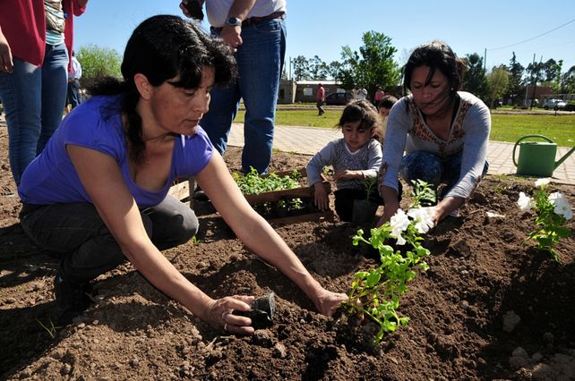 Vecinos de Coronel Dorrego esperaron la primavera plantando flores