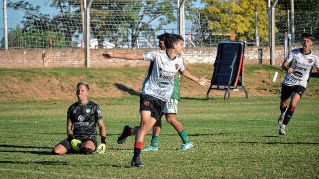 Luciano Díaz festeja su gol
