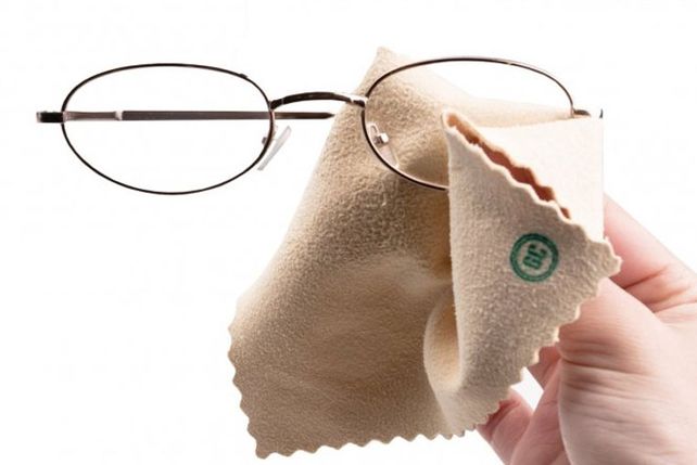 ¿Cuál es la mejor forma de limpiar los anteojos sin dañarlos?