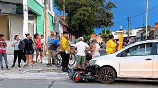 Paraná: dos personas heridas, entre ellas un menor, tras un choque entre una moto y un auto