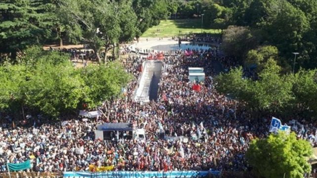 Claro como el agua. Miles de mendocinos se unieron en una inédita protesta para vetar una ley minera.