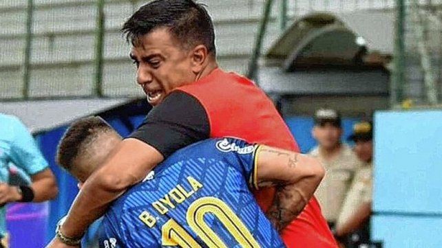 César Farías fue despedido como DT de Aucas de Ecuador al agredir a dos jugadores argentinos.
