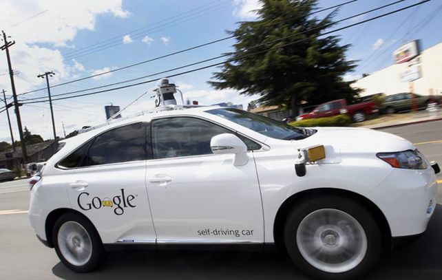 Uno de los coches de Google sin conductor que realiza trabajos para la compañía.