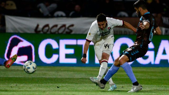 Panchito González tuvo la más clara del primer tiempo. Tras pase de Ortiz
