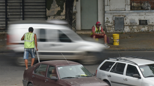Los cuidacoches en Rosarios. Hay proyectos que buscan prohibirlos, otros regularlos.&nbsp;