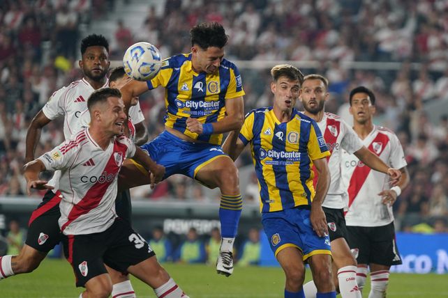 Ferreira cabecea al gol en el partido ante River en el Monumental. Ese día el Canalla igualó 2-2.