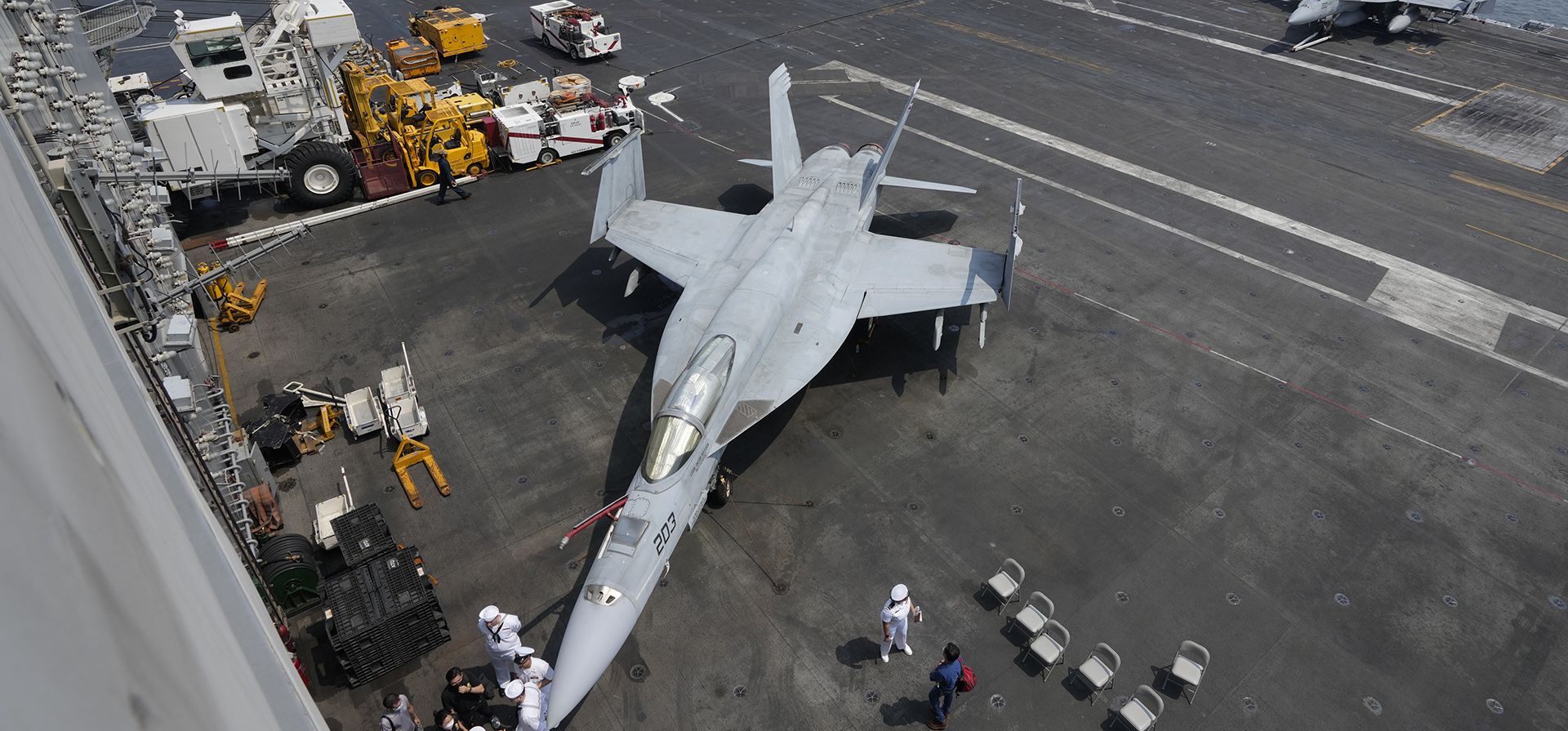 Marineros de la Marina de los EE. UU. hablan con los periodistas junto a los aviones de combate F/A-18 Super Hornet en el portaaviones estadounidense USS Ronald Reagan (CVN 76) durante una visita al puerto de Manila, Filipinas, el viernes 14 de octubre de 2022.