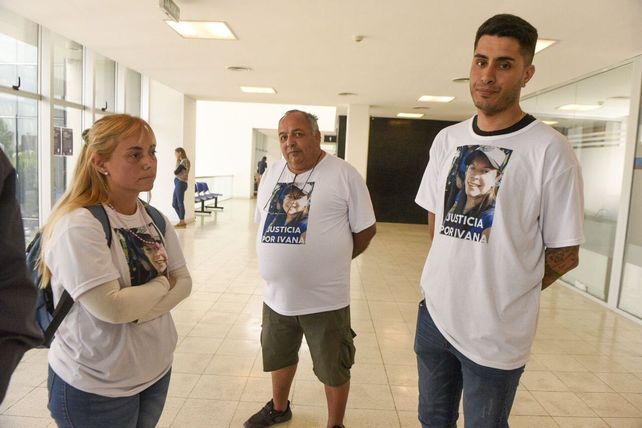 Daniel (derecha) era el novio de Ivana Garcilazo. Venía en moto desde el Gigante con ella cuando ocurrió el ataque a piedrazos.