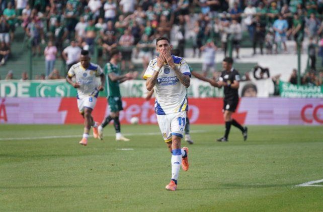 Con el gol de penal de Di María ante Sarmiento