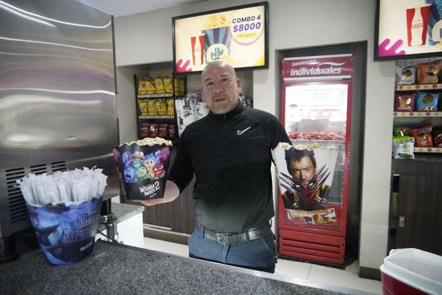 Las ventas de pochoclo y combos de comida y bebida son una parte importante de los ingresos del cine.