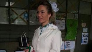 Una joven novia acudió a votar vestida de blanco antes de casarse en Mendoza