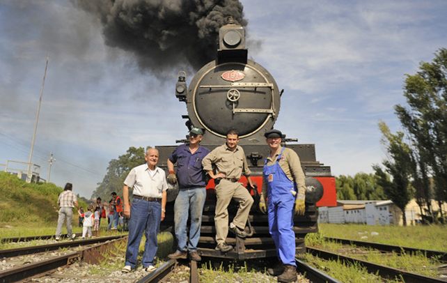 Protagonistas. Los miembros de la entidad restauradora también comandaron “La 191” hasta Rosario. (Foto: V. Benedetto)
