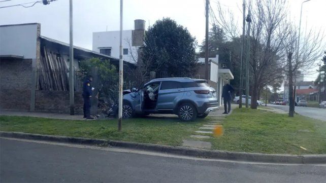 Camioneta se incrustó contra una casa en Paraná: la salud del conductor