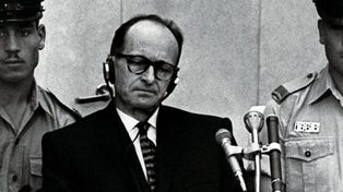 Adolf Eichmann durante el juicio en el que fue condenado a muerte, luego de su captura en Buenos Aires en 1960