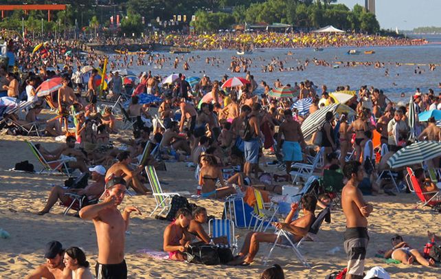 Arde la ciudad. Muchos rosarinos buscaron ayer alivio en el río
