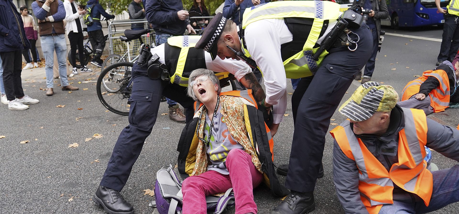 La policía detiene a un manifestante de Just Stop Oil frente a New Scotland Yard en Londres, el viernes 14 de octubre de 2022.