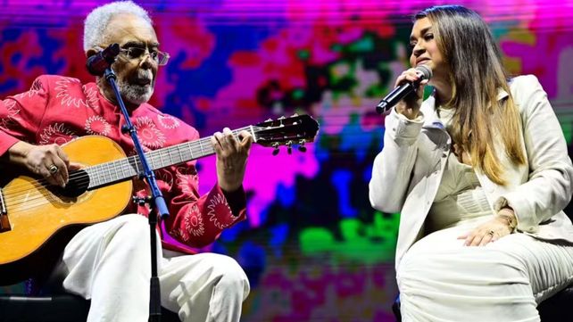 Gilberto Gil y su hija Preta en el escenario