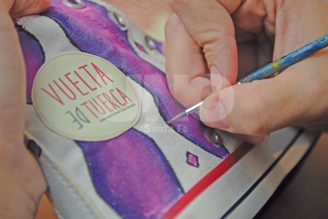 Hacen zapatillas con onda, un emprendimiento que ya camina