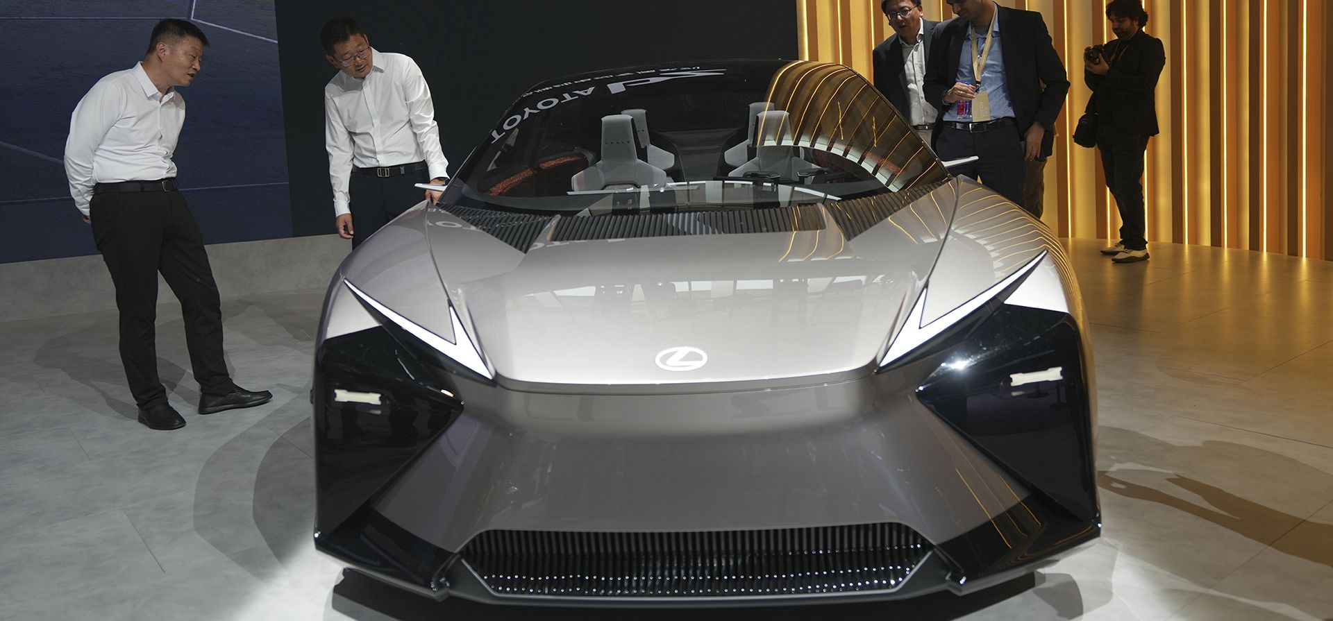 Los visitantes observan el concept car Toyota Lexus LF-ZC durante la inauguración del Salón del Automóvil de China en Beijing, China, el jueves 25 de abril de 2024. (Foto AP/Tatan Syuflana) Los visitantes observan el concept car Toyota Lexus LF-ZC durante la inauguración del Salón del Automóvil de China en Beijing, China, el jueves 25 de abril de 2024. (Foto AP/Tatan Syuflana)