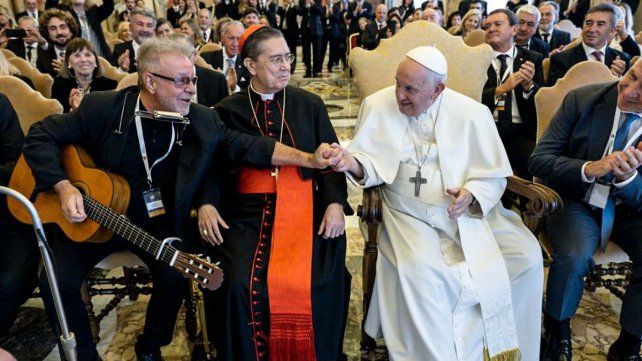 León Gieco cantó Solo le pido a Dios y emocionó al Papa