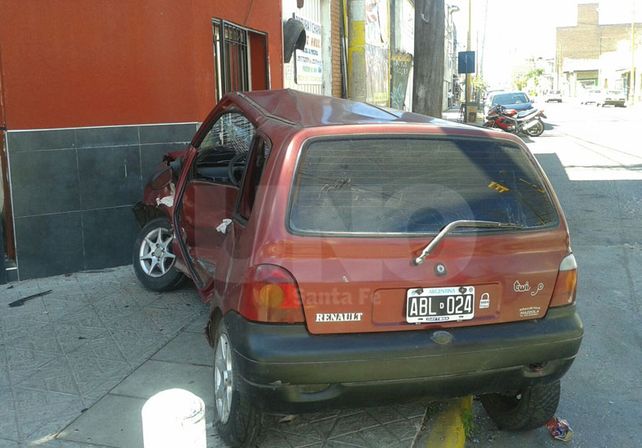 Un coche terminó en la vereda después de un accidente y lo dejaron olvidado