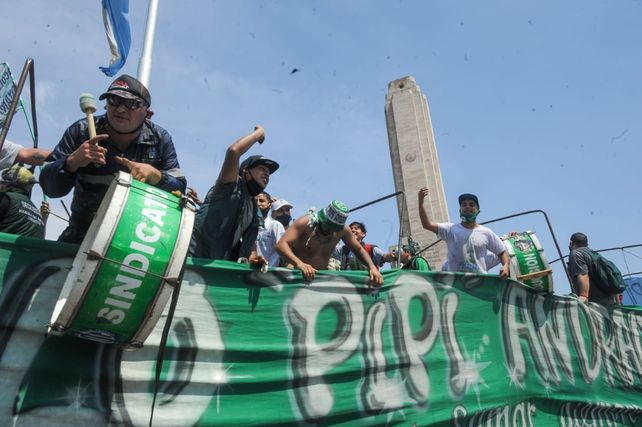 Una ruidosa caravana de autos recorrió las calles para celebrar el Día de la Lealtad