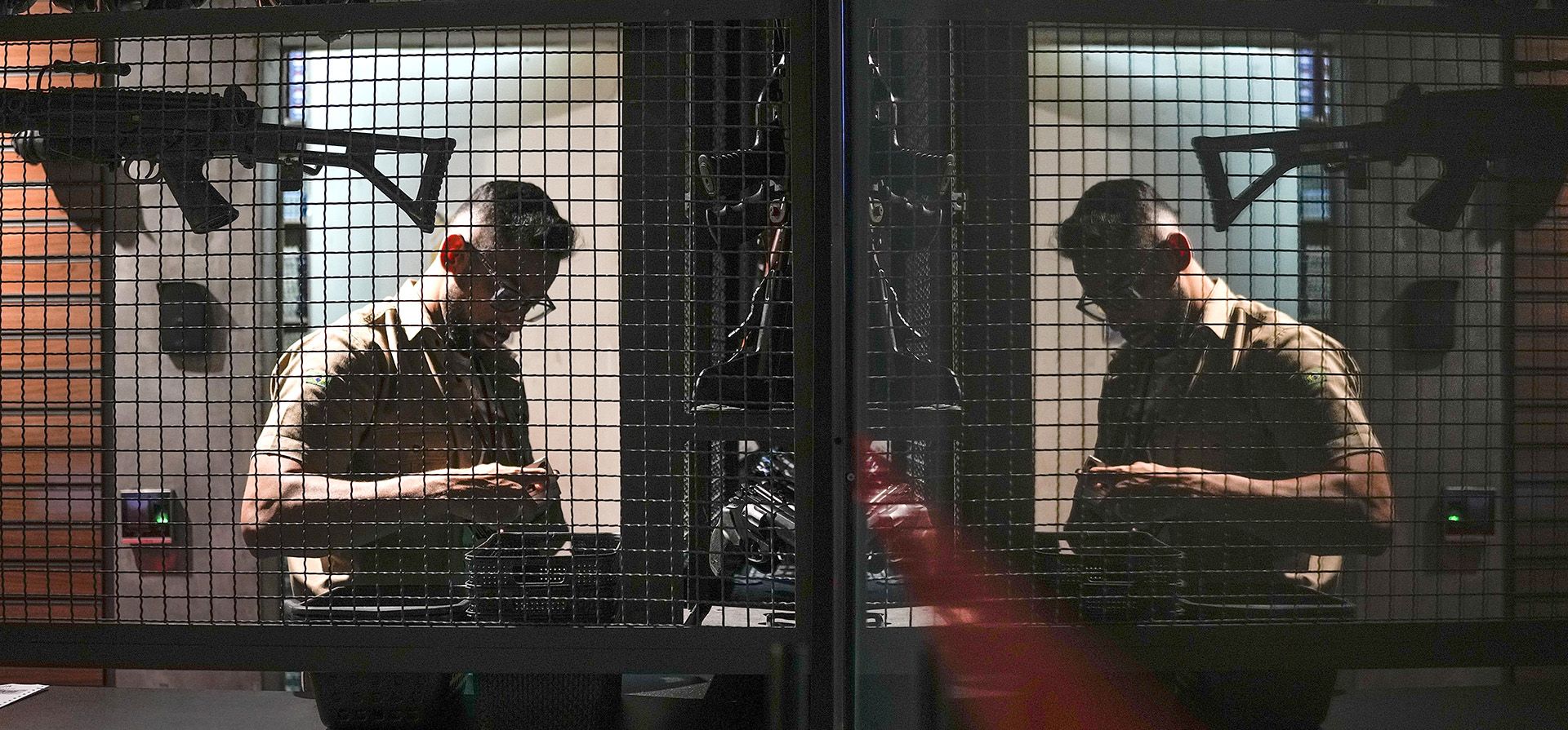 Un empleado prepara el armamento para la práctica de un cliente en un club de tiro en Sao Paulo, Brasil, el martes 25 de octubre de 2022. A muchos dueños de armas en Brasil les preocupa que si el expresidente Luiz Inácio Lula da Silva gana las elecciones del domingo, limitará el acceso a las armas, algo que facilitó el presidente derechista Jair Bolsonaro.
