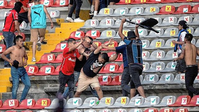Los incidentes en el fútbol de México en el partido dejaron varios heridos de gravedad.