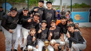Los chicos de Estudiantes junto con la copa obtenida tras ganar la final.