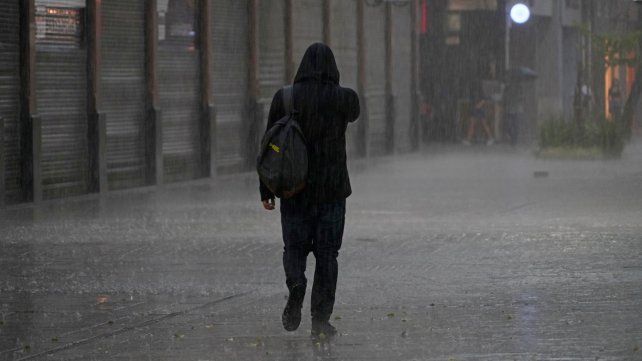 El jueves será otro día de lluvia, viento y frío en Rosario