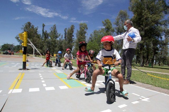 Los chicos pueden aprender educación vial jugando con un adulto.