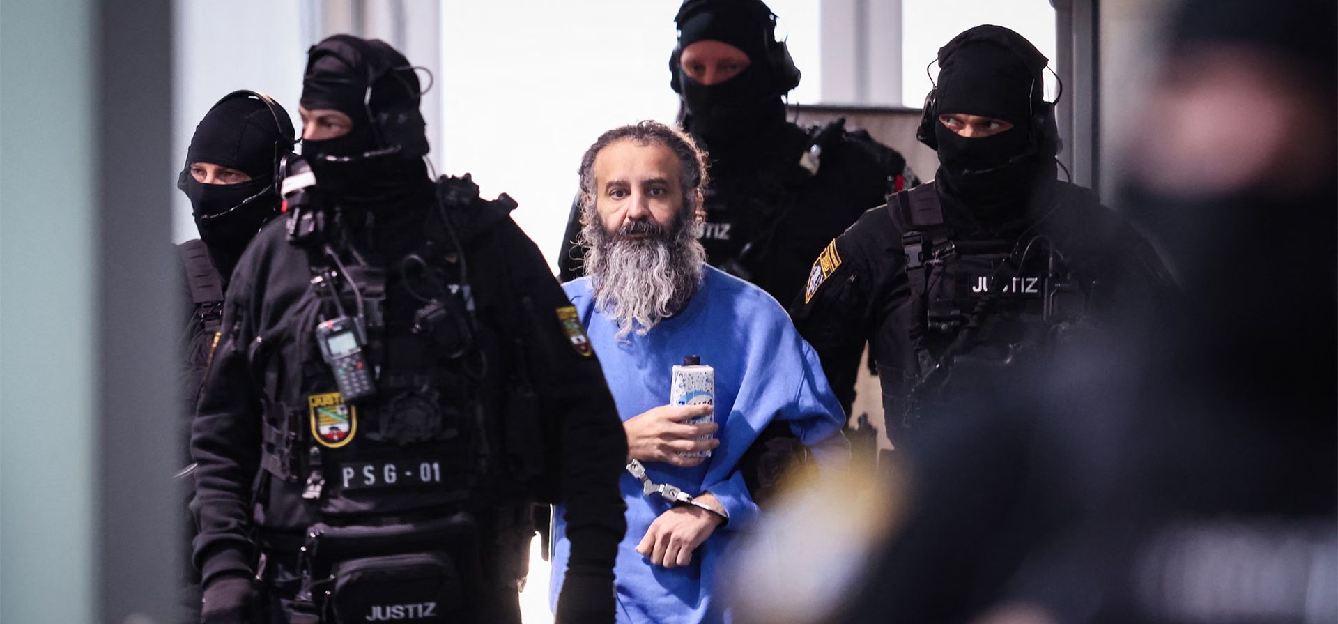 Taleb Jawad al-Abdulmohsen es llevado a una sala de juicios durante su juicio por el mortal ataque al mercado navideño en diciembre de 2024. El médico saudí está acusado de conducir un SUV por el mercado, matando a seis personas y hiriendo a más de 300, Magdeburgo, Alemania. Fotografía: Ronny Hartmann/AFP/Getty Images Taleb Jawad al-Abdulmohsen es llevado a una sala de juicios durante su juicio por el mortal ataque al mercado navideño en diciembre de 2024. El médico saudí está acusado de conducir un SUV por el mercado, matando a seis personas y hiriendo a más de 300, Magdeburgo, Alemania. Fotografía: Ronny Hartmann/AFP/Getty Images