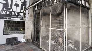 La sede de Central fue atacada con bombas molotov y el custodio resultó herido.