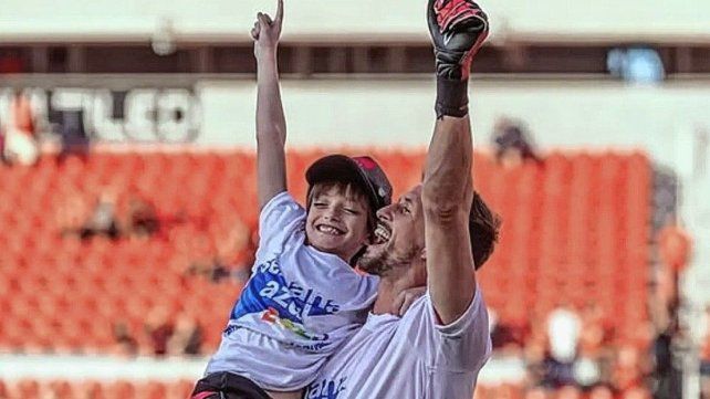 Rodrigo Rey junto a su hijo.