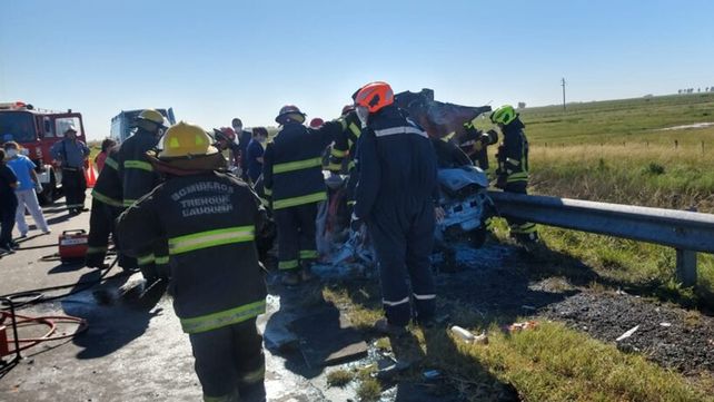 El Renault Clío con cinco personas a bordo se cruzó de carril e impactó de frente contra un camión.